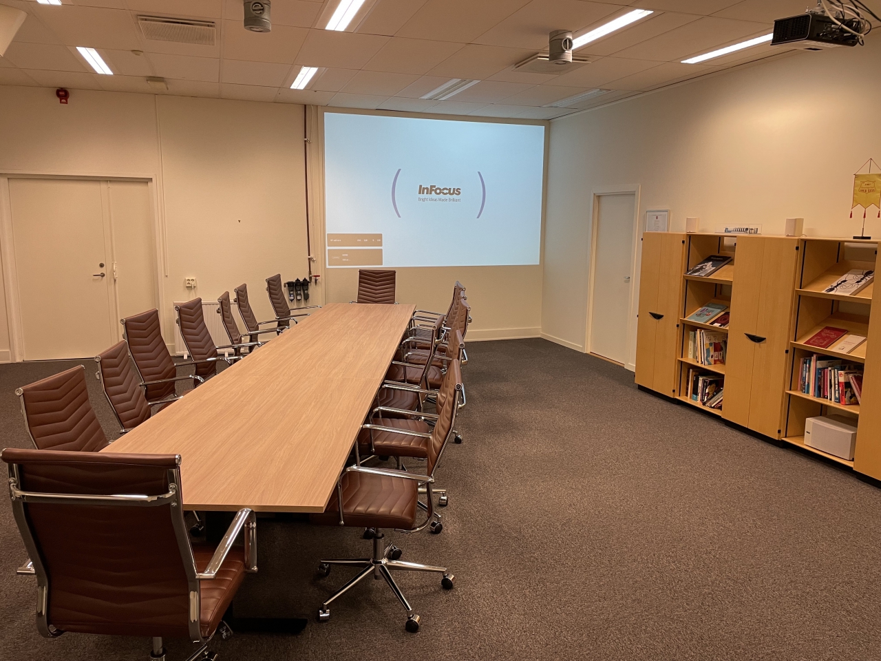 Kontorshotellets konferensrum har nu uppdaterats med nya möbler